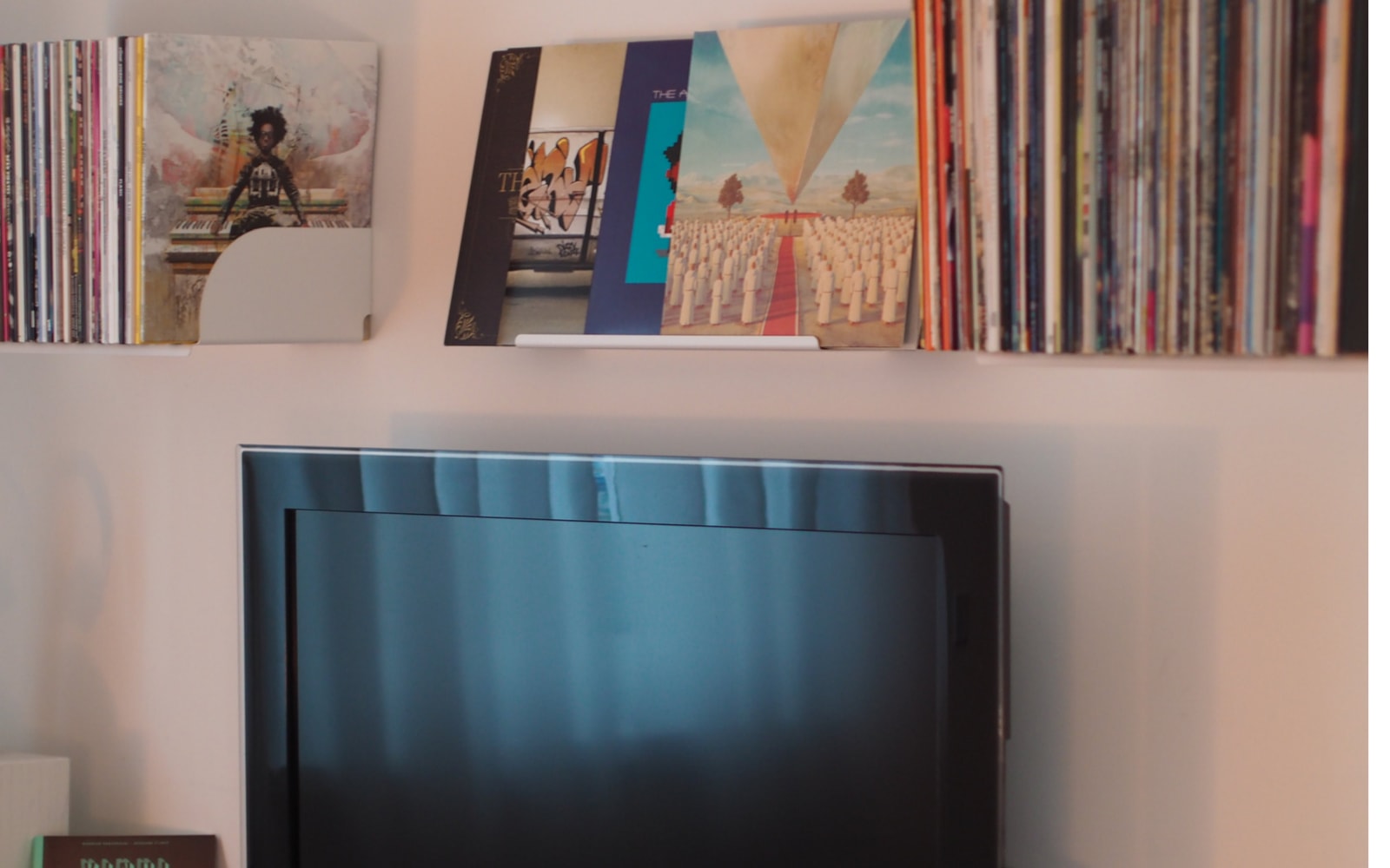 Photo showing a TV and books as examples for you to find your intrinsic motivation to learn a language.